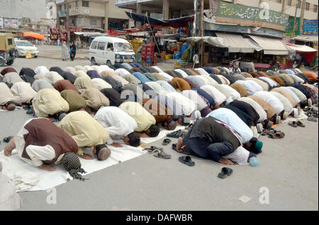 Muslime beten am ersten Freitag der Ramsan-Ul-Mubarak in Quetta auf Freitag, 12. Juli 2013 bietet. Stockfoto