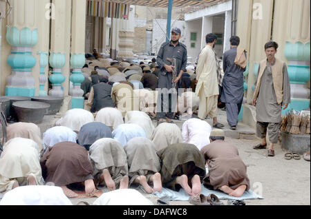 Muslime beten am ersten Freitag der Ramsan-Ul-Mubarak in Quetta auf Freitag, 12. Juli 2013 bietet. Stockfoto