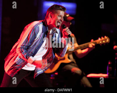 Der Lead-Sänger der deutschen pop-Band PUR Hartmut Engler (R) führt auf der Bühne während eines Konzerts der Band in der Jahrhunderthalle in Frankfurt am Main, 3. März 2011. Foto: Frank Rumpenhorst Stockfoto