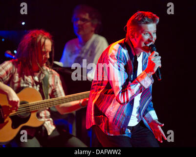 Der Lead-Sänger der deutschen pop-Band PUR Hartmut Engler (R) führt auf der Bühne während eines Konzerts der Band in der Jahrhunderthalle in Frankfurt am Main, 3. März 2011. Foto: Frank Rumpenhorst Stockfoto