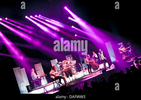 Der Lead-Sänger der deutschen pop-Band PUR Hartmut Engler (2. v. R) führt auf der Bühne während eines Konzerts der Band in der Jahrhunderthalle in Frankfurt am Main, 3. März 2011. Foto: Frank Rumpenhorst Stockfoto