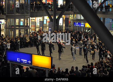 Einige 200 Tänzer des Staatsballetts Berlin Unternehmen tanzen im Hauptbahnhof von Berlin, Deutschland, 3. März 2011. Der Umzug war ein Werbe für die Weltpremiere von "OZ - The Wonderful Wizard". Foto: Soeren Stache Stockfoto