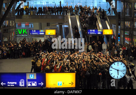 Einige 200 Tänzer des Staatsballetts Berlin Unternehmen tanzen im Hauptbahnhof von Berlin, Deutschland, 3. März 2011. Der Umzug war ein Werbe für die Weltpremiere von "OZ - The Wonderful Wizard". Foto: Soeren Stache Stockfoto