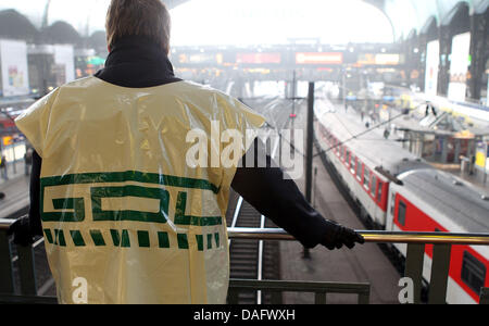 Ein Lokführer ist in den Streik in Hamburg, Deutschland, 4. März 2011. Deutsche Bahn-Fahrer-Gewerkschaft GDL initiiert bundesweite token Streiks um einen Tarifvertrag für alle Eisenbahner, sowohl der Deutschen Bahn und der privaten Konkurrenz zu erreichen. Foto: MALTE Christen Stockfoto