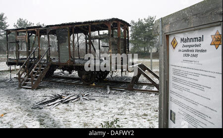 (Dpa-Datei) Ein Datei-Bild datiert 26. Januar 2007 der Reichsbahn Trainer, die nach einem Brandanschlag in Verden, Deutschland ausgebrannt. Der Trainer war ein Denkmal für die Opfer des Holocaust. Foto: Carmen Jaspersen Stockfoto