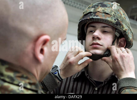 (Dpa-Datei) Ein Datei-Bild datiert 4. April 2005 der deutschen Bundeswehr Soldat Anpassung des Helms ein Wehrpflichtiger in Knuell Kaserne in Schwarzenborn, Deutschland. Foto: Frank Mai Stockfoto