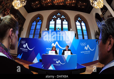 Gunilla Lindberg (L) und Gilbert Felli (R) die Evaluierungskommission des Internationalen Olympischen Komitees (IOC) sprechen während der abschließenden Pressekonferenz über ihren Besuch in München, Deutschland, 4. März 2011.  Die Kommission befasste sich mit der Prüfung der Fähigkeit von München als Standort für die Winterspiele 2018. Foto: Peter Kneffel Stockfoto