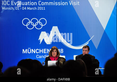 Gunilla Lindberg (L) und Gilbert Felli (R) die Evaluierungskommission des Internationalen Olympischen Komitees (IOC) sprechen während der abschließenden Pressekonferenz über ihren Besuch in München, Deutschland, 4. März 2011.  Die Kommission befasste sich mit der Prüfung der Fähigkeit von München als Standort für die Winterspiele 2018. Foto: Peter Kneffel Stockfoto