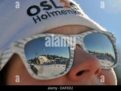 Eine Mädchen schaut auf den Holmenkollen große Hügel bei der nordischen Ski-WM in Oslo, Norwegen, 5. März 2011. Foto: Hendrik Schmidt dpa Stockfoto