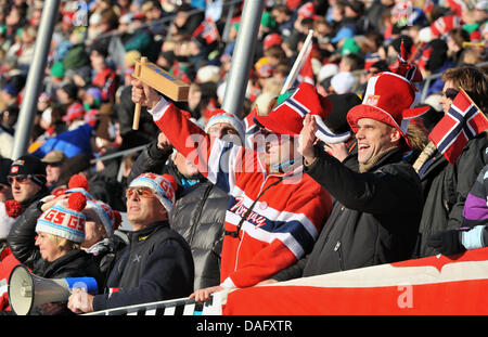 Norwegische Zuschauer jubeln, während die Männer Schanze Großschanze Team-Event bei der nordischen Ski-WM in Oslo, Norwegen, 5. März 2011. Foto: Hendrik Schmidt dpa Stockfoto