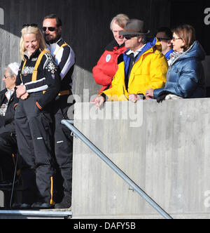 (L-R) Norwegens Kronprinz Haakon mit Kronprinzessin Mette Marit und der schwedische König Carl Gustav mit Königin Silvia sehen die Männer 50 km Cross Country Skiing bei der nordischen Ski-WM in Oslo, Norwegen, 6. März 2011. Foto: Hendrik Schmidt Stockfoto