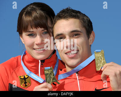 Deutschlands Carolin Nytra lächelt mit ihrer Goldmedaille gewann die 60m-Hürdenlauf und Sebastian Bayer mit seiner Goldmedaille gewann den Weitsprung-Wettbewerb am Europäischen Leichtathletik Indoor Championships 2011 in Paris, Frankreich, 5. März 2011. Foto: Arne Dedert Stockfoto