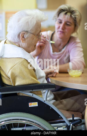 (Dpa-Datei) Ein Datei-Bild datiert 17. November 2009 einer Frau Fütterung eine ältere Frau mit Demenz in Frankfurt Oder, Deutschland. Foto: Patrick Pleul Stockfoto