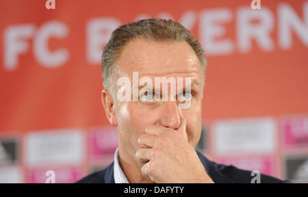 Vorsitzender des Fußball-Bundesligisten FC Bayern München, Karl-Heinz Rummenigge, reibt seine Nase während einer Pressekonferenz in der Club Zentrale in München, 7. März 2011. Bayerns Board of Directors und niederländische Trainer Van Gaal kam es zu einer Einigung über Mittwoch, 7. März 2001, Van Gaal Vertrag mit dem Verein bis zum Ende der aktuellen Fussball Saison zu verlängern. Foto: Marc Mu Stockfoto