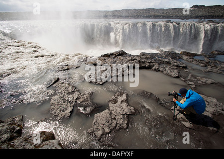 Fotograf bei Selfoss Wasserfall - Vantnajokull Nationalpark - Nord-Island Stockfoto