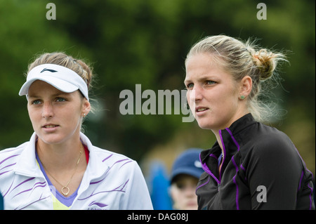 Eineiige Zwillinge, Kristyna Pliskova (auf der linken Seite in weiß) der Tschechischen Republik und Karolina Pliskova der Tschechischen Republik Stockfoto