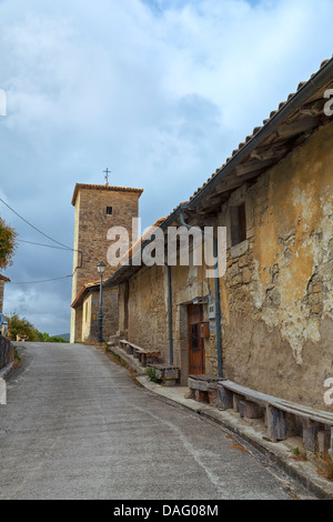 die Straße von Iroz (Irotz)-Navarra-Spanien, Bänke eingerichtet für Pilger zur Ruhe. die Iglesia de San Pedro an der Spitze des Hügels, Stockfoto