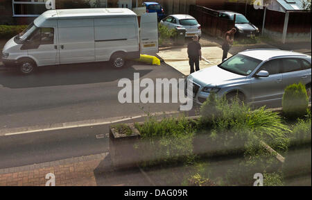 Preston, Lancs, UK. 12. Juli 2013. Teppich Monteure verlegen neue Teppich auf der öffentlichen Straße und Bürgersteig zu zwingen Autos drüber fahren zurechtgeschnitten. Bildnachweis: Sue Burton/Alamy Live-Nachrichten Stockfoto