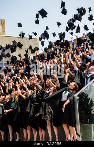 Aberystwyth, Wales, UK, 12. Juli 2013.   Studenten an der Aberystwyth University ihre Abschlussfeiern. Im Laufe von vier Tagen wurden acht Akademische Abschlussfeiern mit fast 2.400 Studenten erhalten ihre undergraduate oder Postgraduate Grad statt.  Bildnachweis: Keith Morris/Alamy Live-Nachrichten Stockfoto