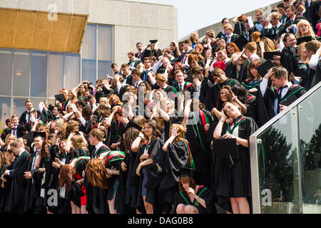 Aberystwyth, Wales, UK, 12. Juli 2013.   Studenten an der Aberystwyth University ihre Abschlussfeiern. Im Laufe von vier Tagen wurden acht Akademische Abschlussfeiern mit fast 2.400 Studenten erhalten ihre undergraduate oder Postgraduate Grad statt.  Bildnachweis: Keith Morris/Alamy Live-Nachrichten Stockfoto