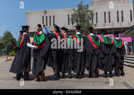 Aberystwyth, Wales, UK, 12. Juli 2013.   Studenten an der Aberystwyth University ihre Abschlussfeiern. Im Laufe von vier Tagen wurden acht Akademische Abschlussfeiern mit fast 2.400 Studenten erhalten ihre undergraduate oder Postgraduate Grad statt.  Bildnachweis: Keith Morris/Alamy Live-Nachrichten Stockfoto