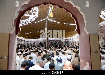 Muslime beten am ersten Freitag der Ramsan-Ul-Mubarak in Peshawar auf Freitag, 12. Juli 2013 bietet. Stockfoto