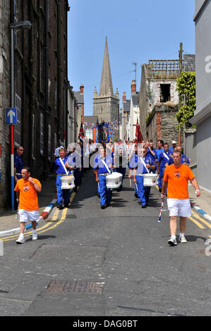 Londonderry, Nordirland. 12. Juli 2013. Mehr als 10.000 Oranier und Zuschauer begleitet von 40 Bands nehmen Sie Teil an einer Parade anlässlich des 323rd Jubiläums der Schlacht am Boyne. Bildnachweis: George Sweeney / Alamy Live News Stockfoto