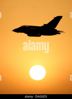 (Dpa-Datei) Eine deutsche Luftwaffe Handout Datei Bild vom 2007 von einem Tornado-Kampfjets gegen die untergehende Sonne in Afghanistan. Foto: GERMAN AIR FORCE / HANDOUT / redaktionelle Nutzung nur Stockfoto