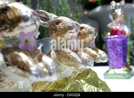 (Dpa-Datei) Ein Datei-Bild vom 10. Februar 2011 zeigt Schokoladen Osterhasen im Showroom des Ladens florale Welten (Florale Welten) in Berlin, Deutschland. Foto: XAMAX Stockfoto