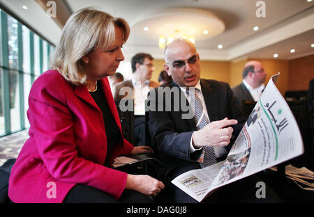 Die Nordrhein-Westfälische Ministerpräsidentin Hannelore Kraft (l) Blickt bin Mittwoch (09.03.2011) in Ramallah Mit Mutasem Alashhab Vom Deutschen Verbindungsbüro in Ramallah in Eine Arabische Zeitung, sterben Über Ihren Besuch Berichtet. Sterben Sie Präsidentin des Bundesrates freu Auf Einer Fünftägigen Reise Israel Und Die Palästinensischen Gebiete. Foto: Oliver Berg Dpa/lnw Stockfoto