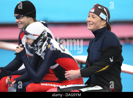 Einen Tag vor dem offiziellen Beginn der Eisschnelllauf-WM bereitet deutsche Eisschnellläuferin Claudia Pechstein (r) für eine Trainingseinheit auf der Eisbahn der Max Aicher Arena in Inzell, Deutschland, 9. März 2011. Neben ihr sitzt Tschechische Eisschnellläuferin Martina Sáblíková. Foto: Friso Gentsch Stockfoto