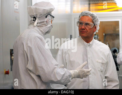 German Federal President Christian Wulff (r) ist ein Rundgang führte von einem Wissenschaftler in einem Nano-Labor an der Christian-Albrecht-Universität in Kiel, Deutschland, 9. März 2011. Wulff zahlt seinen ersten Besuch in Schleswig-Holstein. Foto: Angelika Warmuth Stockfoto