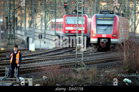 Ein Lokführer geht weg von einem geparkten Zug in Düsseldorf, 10. März 2011. Bahnverkehr in ganz Deutschland stehen nach wie vor am 10. März 2011, aufgrund eines Streiks. Die Lokführer-Union, die GDL auf die Deutsche Bahn (DB) mit dem Streik zur Förderung Druck will zahlen weitere Verhandlungen. Foto: Martin Gerten Stockfoto