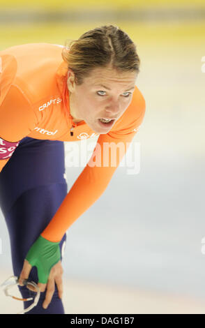 Das Bild zeigt die niederländischen Skater Diane Valkenburg, konkurrieren in der 3000m Frauen-Rennen bei der Eisschnelllauf-Weltmeisterschaft in der Max Aicher Arena in Inzell, Bayern, Deutschland am 10. März 2011. Foto: Friso Gentsch Stockfoto