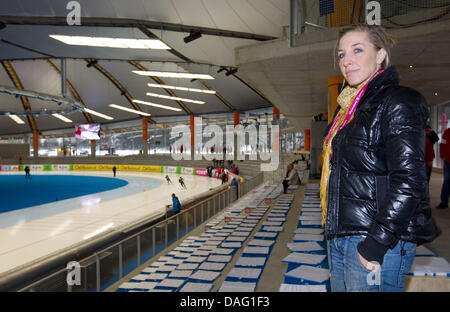 Das Bild zeigt das deutsche Ex-Eisschnellläuferin Anni Friesinger-Postma stehen im Abschnitt "Zielgruppe" der Eis-Schlittschuhlaufen-Arena bei der Eisschnelllauf-Weltmeisterschaft in der Max Aicher Arena in Inzell, Bayern, Deutschland am 10. März 2011. Friesinger-Postma fungierte als Moderator für den niederländischen Sender Nein. Foto: Friso Gentsch Stockfoto