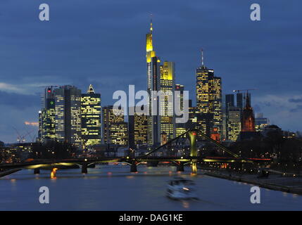 (Datei) Ein Dpa-Datei-Bild vom 10. Dezember 2009 zeigt die Skyline von Frankfurt Am Main, Deutschland. Im Zuge der Libyen-Krise hat Deutschland zog nach Einfrieren des Regimes. Foto: Arne Dedert Stockfoto