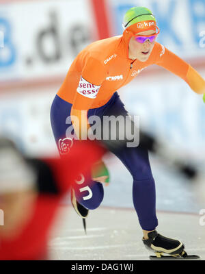 Das Bild zeigt die niederländischen Skater Ireen Wüst im Wettbewerb in der 1500m Frauen-Rennen bei der Eisschnelllauf-Weltmeisterschaft in der Max Aicher Arena in Inzell, Bayern, Deutschland am 11. März 2011. FOTO: FRISO GENTSCH Stockfoto