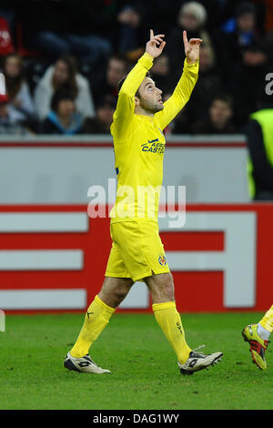 Das Bild zeigt den FC Villarreal Spieler Guiseppe Rossi feiert nach dem 1:1 in die acht Finale Champions-League-Spiel gegen Bayer Leverkusen in Leverkusen, Deutschland am 10. März 2011. Foto: Revierfoto Stockfoto