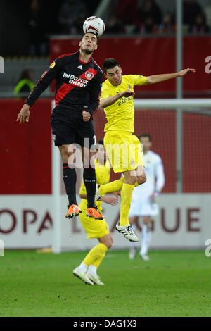 Das Bild zeigt, dass der FC Villarreal Spieler Bruno Soriano und Leverkusen Spieler Eren Derdiyok (L) wetteifern um den Ball in die acht Finale Champions-League-Spiel gegen Bayer Leverkusen in Leverkusen, Deutschland am 10. März 2011. Foto: Revierfoto Stockfoto