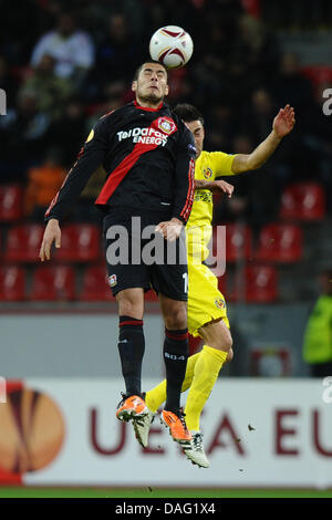 Das Bild zeigt, dass der FC Villarreal Spieler Bruno Soriano und Leverkusen Spieler Eren Derdiyok (L) wetteifern um den Ball in die acht Finale Champions-League-Spiel gegen Bayer Leverkusen in Leverkusen, Deutschland am 10. März 2011. Foto: Revierfoto Stockfoto