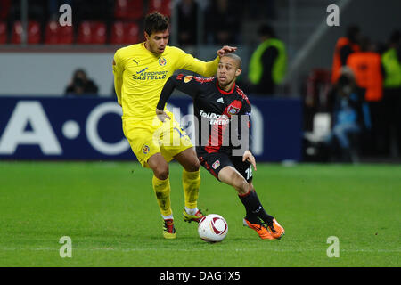 Das Bild zeigt, dass der FC Villarreal Spieler Jose Catala (L) und Leverkusen Spieler Sidney Sam (R) wetteifern um den Ball in die acht Finale Champions-League-Spiel gegen Bayer Leverkusen in Leverkusen, Deutschland am 10. März 2011. Foto: Revierfoto Stockfoto