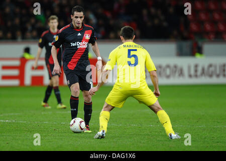 Das Bild zeigt den FC Villarreal-Spieler Carlos Marchena (R) und Leverkusen Spieler Renato Augusto (L) wetteifern um den Ball in die acht Finale Champions-League-Spiel gegen Bayer Leverkusen in Leverkusen, Deutschland am 10. März 2011. Foto: Revierfoto Stockfoto