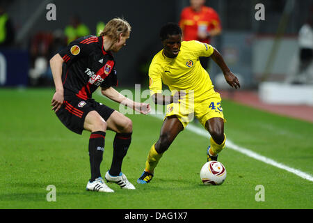 Das Bild zeigt, dass der FC Villarreal Spieler Wakaso Mubarak (R) und Leverkusen Spieler Domagoj Vida (L) wetteifern um den Ball in die acht Finale Champions-League-Spiel gegen Bayer Leverkusen in Leverkusen, Deutschland am 10. März 2011. Foto: Revierfoto Stockfoto