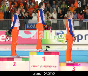 Das Bild zeigt die niederländischen Eisschnelllauf World Champion Ireen Wuest(M), dem niederländischen Vizemeister Diane Valkenburg (L) und die Dutch Skater Jorien Voorhuis (R), die dritte, bei der Preisverleihung für die 1500 m Frauen Rennen bei der Eisschnelllauf-Weltmeisterschaft in der "Max Aicher Arena" in Inzell, Bayern, Deutschland am 11. März 2011 kamen. FOTO: FRISO GENTSCH Stockfoto