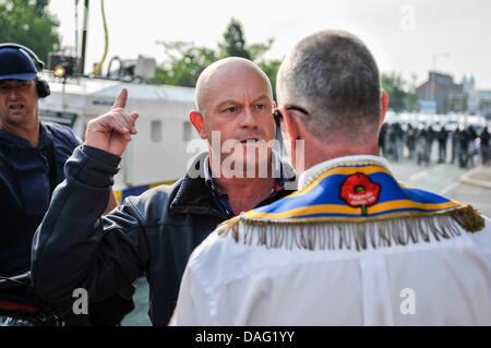 Belfast, Nordirland, 12. Juli 2013 - Ross Kemp, spricht, ein Mitglied der Oranier-Orden in Belfast als Teil des "Extreme Welt" Credit: Stephen Barnes/Alamy Live News Stockfoto