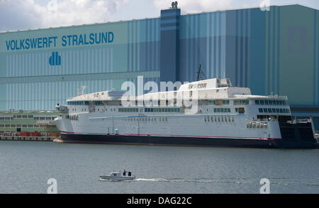 Stralsund, Deutschland. 12. Juli 2013. Ehemalige Scandlines Fähren "Kopenhagen" (L) und "Berlin" sind in den Konkurs P S-Werft Volkswerft Werften in Stralsund, Deutschland, 12. Juli 2013 angedockt. Die Regierung hat spricht über seine Beteiligung der Garantien für die Werften in Mecklenburg-Vorpommern bestätigt. Foto: STEFAN SAUER/Dpa/Alamy Live News Stockfoto