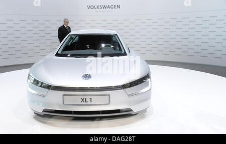 Vorsitzender des Vorstands des deutschen Automobilherstellers Volkswagen, Martin Winterkorn, steht neben VW XL1, eine so genannte ein-Liter-Auto vor einer Pressekonferenz in Wolfsburg, Deutschland, 10. März 2011. Europas größter Automobilhersteller hat die Geschäftsergebnisse für das Geschäftsjahr 2010 veröffentlicht. Foto: Jochen Luebke Stockfoto