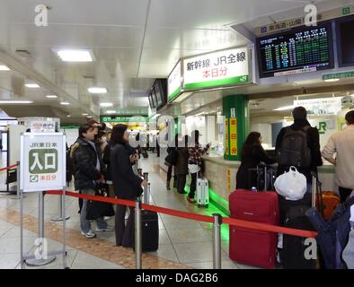 Passagiere die Warteschlange an der central Station nach Süden auf einem Hochgeschwindigkeitszug Shinkansen von Tokio, Japan, 12. März 2011 Kopf. Nach der nuklearen Katastrophe nur 240 km nördlich von Tokio sie lieber im Süden bleiben. Andere japanische Bürger versuchen, die Gefahr zu ignorieren. Foto: Yvonne Marshall Stockfoto