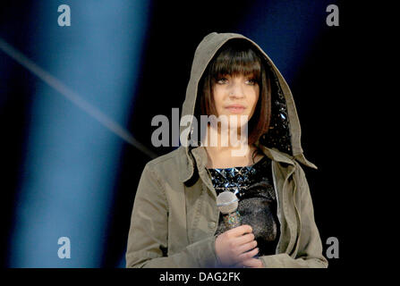 Energieausweis-Sänger und Kandidat für den Eurovision Song Contest, Nadine Beiler, führt bei der neunten WM im Wok Rennsport, inszeniert von der ZDF-Show "TV total", in Innsbruck, Österreich, 12. März 2011. Foto: Karl-Josef Hildenbrand Stockfoto