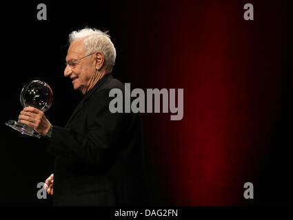 US-Architekt Frank Gehry spricht bei der Preisverleihung des Steiger Award in Bochum, Deutschland, 12. März 2011. Gehry erhielt der Steiger Award deutsche und internationale Persönlichkeiten, in der Kategorie "Kunst ehrt". Foto: Rolf Vennenbernd Dpa/lnw Stockfoto